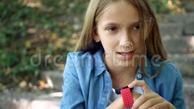 智能手表，儿童在公园户外使用智能手表，儿童在智能手机上交谈